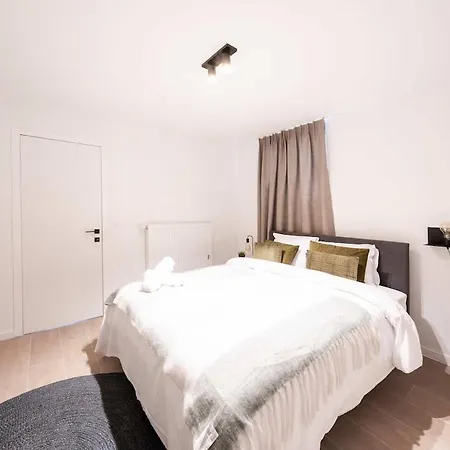 Stylish Duplex For 8 In Apartment