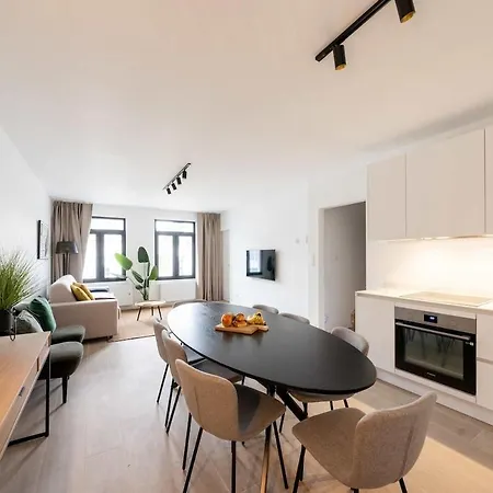 Stylish Duplex For 8 In Apartment