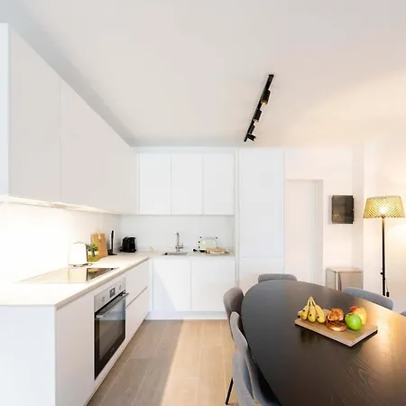 Stylish Duplex For 8 In Apartment